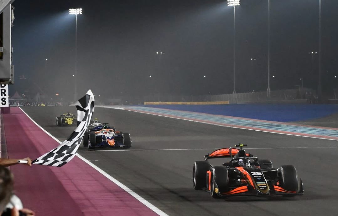 Rafa Villag&oacute;mez podio Carrera 1 Catar [1/4]