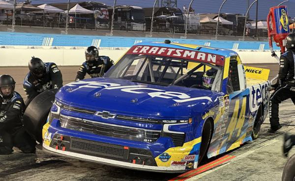 Violento final de temporada de NASCAR Truck para Andrés Pérez de Lara en Phoenix